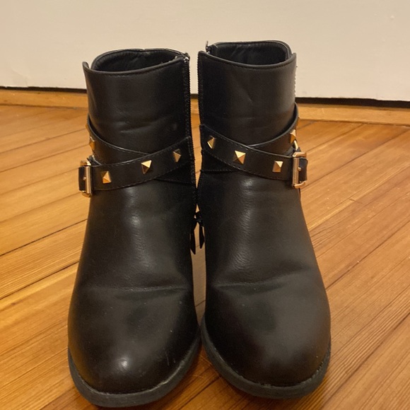 High heel boots with gold accents - Picture 4 of 4